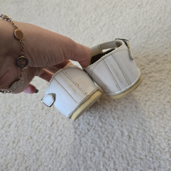 🌈 Leather First Walkers White Baby Shoes with Heart Cutout Size 5 - Picture 10 of 11